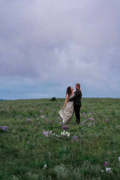 Find scenic serenity with our Colorado mountain wedding photography services. Our natural and candid approach captures the beauty and authenticity of your intimate celebration in a stunning outdoor setting.