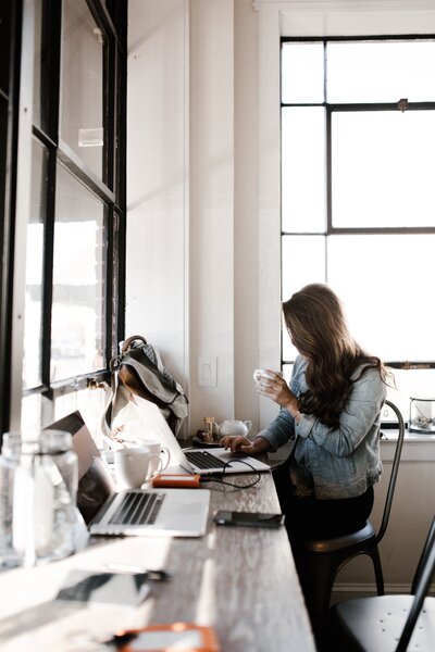 Woman in cafe on the laptop