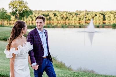 couple walking down column jefferson memorial