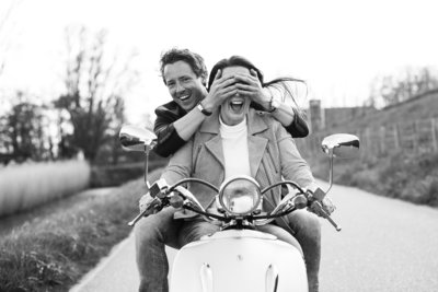 Met deze hilarische foto van een liefdeskoppel op een retro scooter  heeft bruidsfotograaf Nanda Zee van FOTOZEE een internationale award gewonnen.