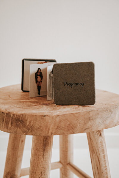 Zwangerschapsshoot shoot in een daylightstudio in Evergem, Belgie