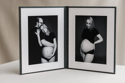 Håndlaget folio. Fin måte å vise frem 2 bilder på. Plasseres stående på en hylle eller benk. Gravidbilder.