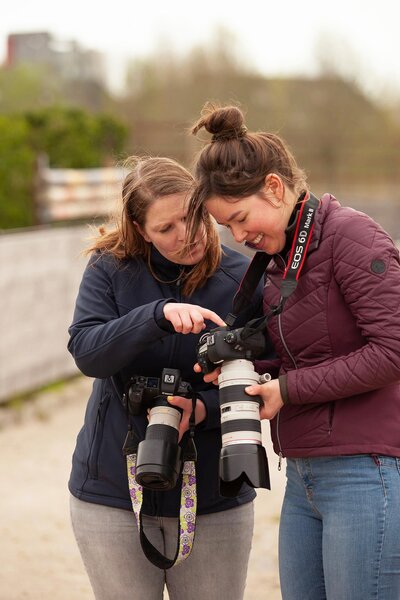 In-2023-heb-ik-bij-Madelon-een-meeloopdag-gevolgd.-Ik-wilde-graag-mijn-portfolio-blackfotografie-uitbreiden-en-mijn-kennis-verbreden.-Na-een-gezellige-dag-met-een-aantal-leuke-fotografen,-keerde-ik-naar-huis-met-veel-gave-foto's!