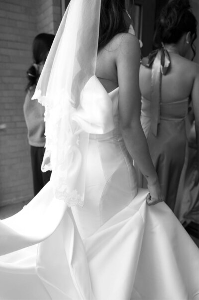 monochrome-bride-dress-from-the-back