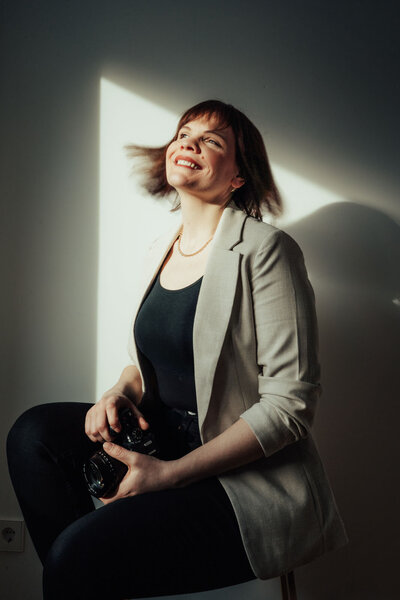 Künstlerisches Portrait der Fotografin, stilvolle Darstellung mit persönlicher Verbindung