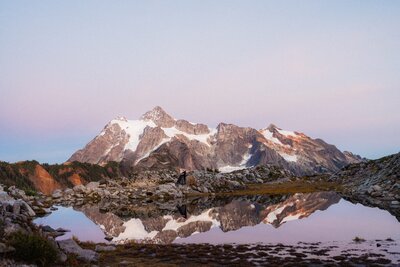 an Artist Point landscape with a small couple taken by a Washington Elopement Photographer