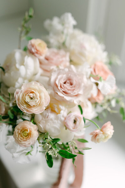 wedding flowers for luxury mountain wedding in upstate ny by julia rebecca photography