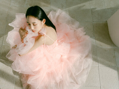 Step into a world of timeless elegance with this exclusive editorial collaboration featuring Ruby Jane Gowns, renowned for their luxury craftsmanship and commitment to sustainable fashion. Captured in Seoul, South Korea by the internationally acclaimed Michael Asmussen Photography, this shoot showcases the ethereal beauty of world-renowned model Kiju Kim, draped in exquisite linen, cotton, and custom-tailored fabrics.
Designed for galas, weddings, luxury events, and editorial campaigns, these gowns bring a refined yet modern sensibility to the world of couture. Whether for ready-to-wear collections, custom tailoring, or high-fashion rentals, Ruby Jane Gowns epitomizes sophistication and sustainability.
Discover the artistry behind this shoot and elevate your brand with Michael Asmussen Photography, where fashion meets editorial excellence.

세련된 우아함이 돋보이는 에디토리얼 촬영을 만나보세요. Ruby Jane Gowns의 럭셔리한 장인정신과 지속 가능한 패션 철학을 담아, 세계적으로 유명한 모델 **기주 김(Kiju Kim)**과 함께한 이번 촬영은 Michael Asmussen Photography의 감각적인 연출로 서울, 한국에서 진행되었습니다.
고급 린넨, 코튼, 맞춤 제작 원단이 조화를 이루는 이 컬렉션은 갈라, 웨딩, 럭셔리 이벤트 및 에디토리얼 캠페인을 위한 완벽한 선택입니다. 레디 투 웨어, 맞춤 제작 및 하이엔드 촬영 렌탈을 통해 Ruby Jane Gowns는 고급스럽고 지속 가능한 패션을 선보입니다.
이번 작품의 예술성을 경험하고, Michael Asmussen Photography와 함께 브랜드의 품격을 한 차원 높여보세요.