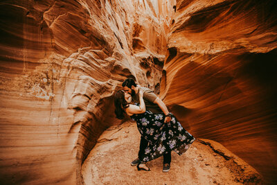 couple kisses in antelope canyon