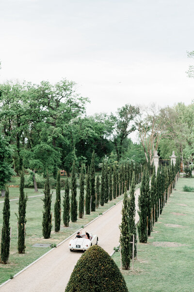 Italian Love and Laughter: Our editorial wedding photography in Italy captures the joy and laughter of your wedding day, ensuring your memories are filled with happiness.