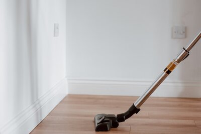 Aspirateur sur sol en parquet