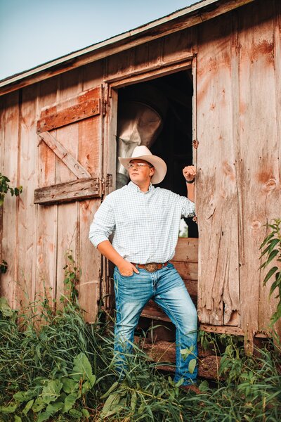 cuba-city-wisconsin-senior-photographer-guy-cowboy-hat