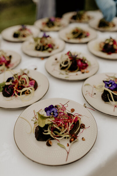 vegansk bröllopsmat dekorerad med blosmter