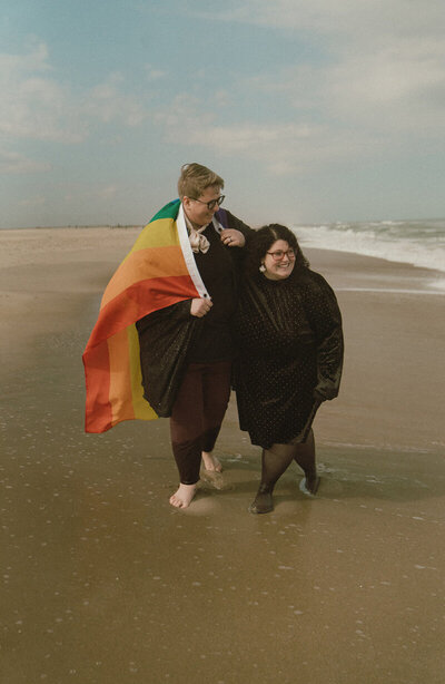 lgbtq couple on the beach in pnw for their elopement