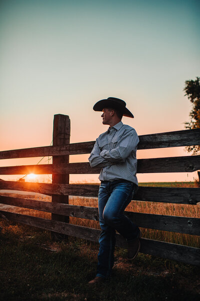 senior-guy-poses-wisconsin-rural-cowboy-hat