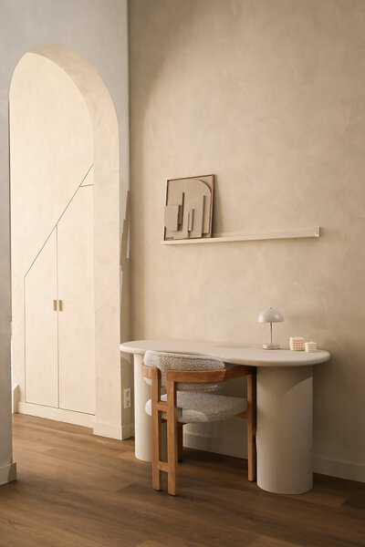 Luxe en comfortable fautueil met olijfboom en een organisch gevormde spiegel