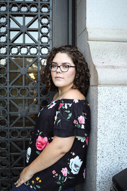 Graduating senior girl leaning on a wall at the Olympia WA Capitol building