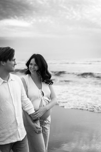 Zwangerschapsshoot op het strand met koppel