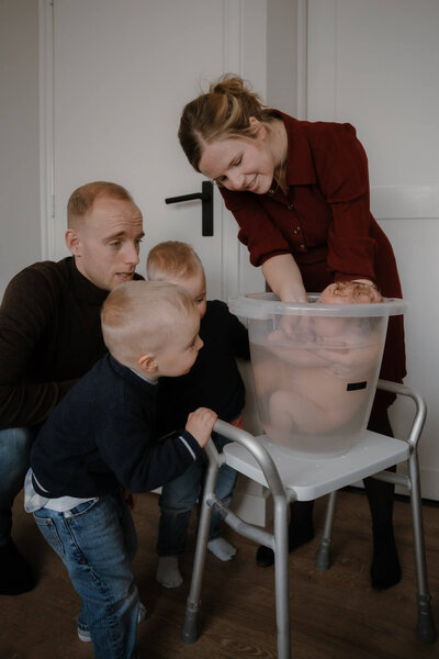 Koppel met baby, vastgelegd door familiefotograaf Julia de Groot tijdens newbornshoot in Utrecht