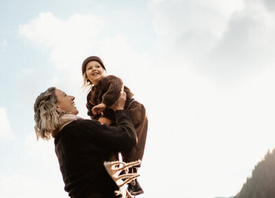 Neugeborenes auf dem Schoss der Mutter