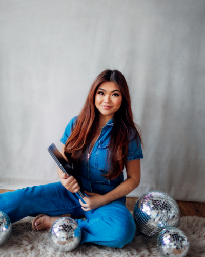 Kemotion business owner with her computer, ready to design your Showit website and share website design tips for service-based businesses.