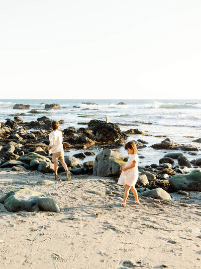 candid photo of kids at the beach for fall family session