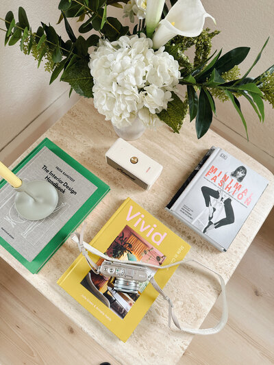 Couchtisch im Atelier April mit einer Auswahl an Coffee Table Books und einem frischen Blumenstrauß – ideal für dein persönliches Dekor-Setting..