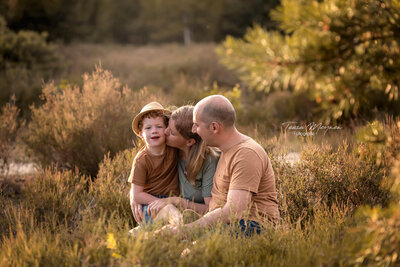 Saskia, Glenn en Emilio in de heide met zonsondergang