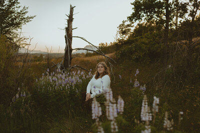 Nature-Spring-Senior-Pictures-in-Oregon-flowers-in-field