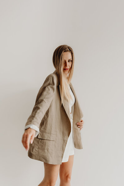 kaboompics_White top - white high-waisted shorts - linen jacket