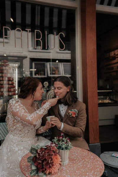 Ijsje eten tijdens de fotoshoot op je bruiloft het kan allemaal in Harderwijk
