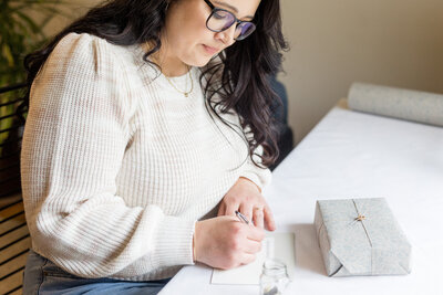 Aubre filling out a note card for a client