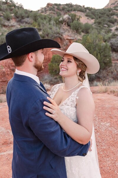 palo-duro-canyon-wedding-photography-couple-kissing-in-palo-duro-canyon-texas