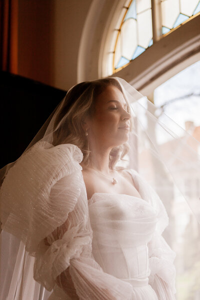 Elegant dreamy wedding- bride with veil- elegante bruiloft- bruid met sluier