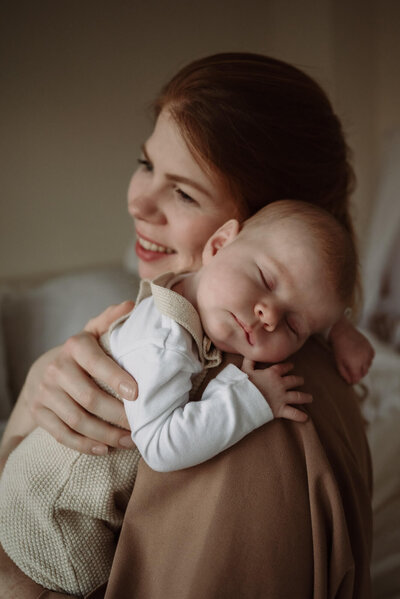 Mama en newborn tijdens newbornshoot