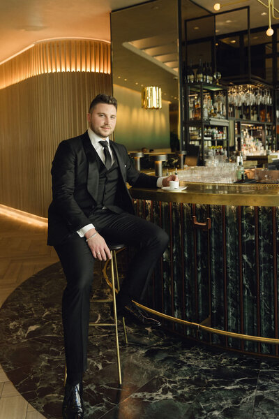 four seasons montreal groom portraits at the bar