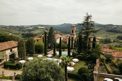 Bride and groom cheer with spritz in a cozy Osteria, blending joy and tradition in the heart of Venice