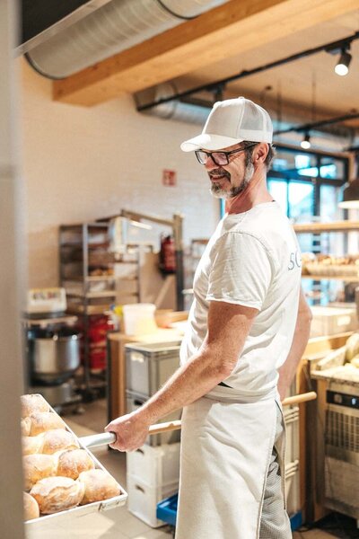 Mitarbeiterin bei der Bäckerei SCHNELL in Hard am Bodensee lässt Kaffee herunter