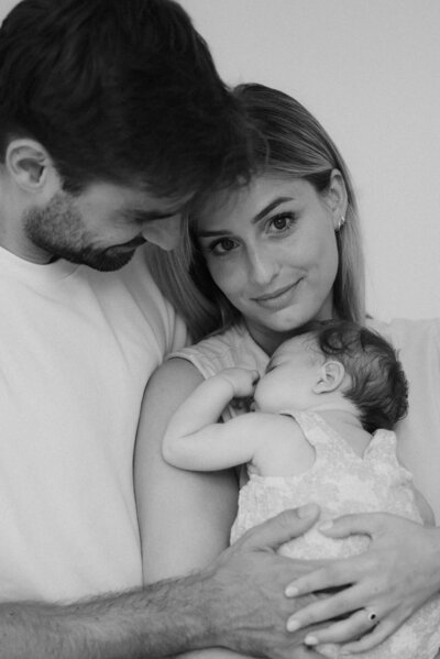 Newborn shoot bij een gezin thuis.
