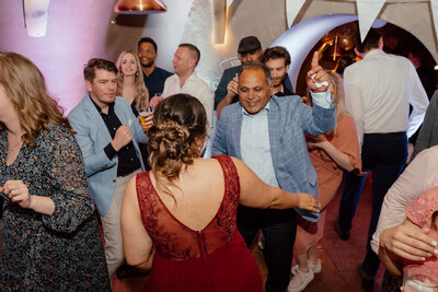 Bruid danst met haar vader tijdens trouwfeest in een werfkelder in Utrecht