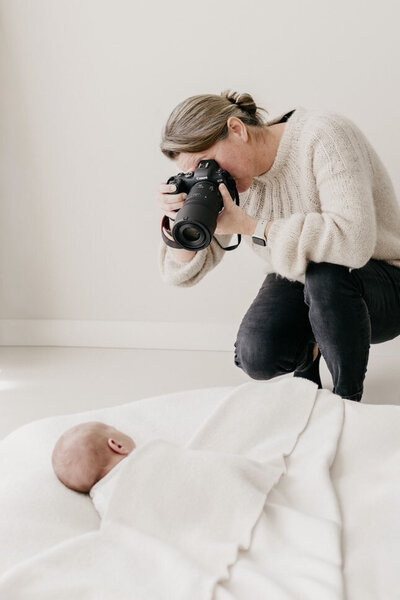 Newborn fotograaf Tilburg, Irene Maris Fotografie, aan het werk tijdens een newborn shoot aan huis.