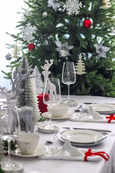 decor arrangement table setting winter theme white red silver event planner wedding Pearl Ivy events