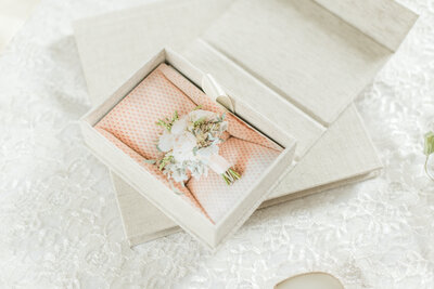 photo box with bouquet print inside