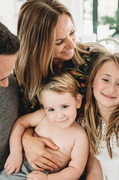 family of six snuggling and hugging