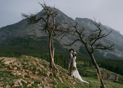 elopement-couple-under-tress-001
