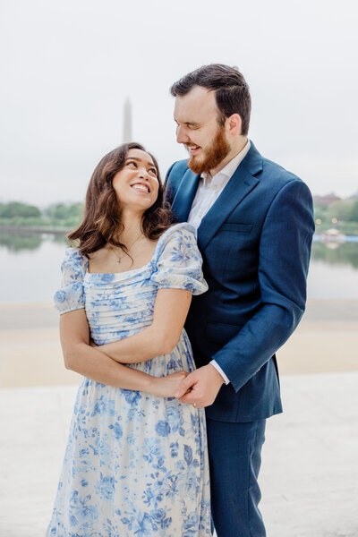 couple holding hands looking at each other  national monument jefferson memorial