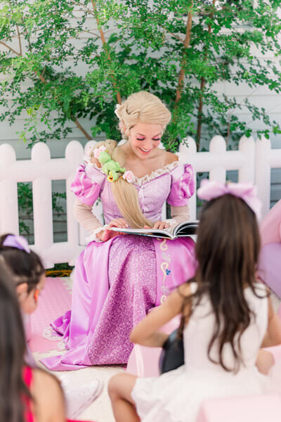 princess reading to girls at a party by minneapolis photographers