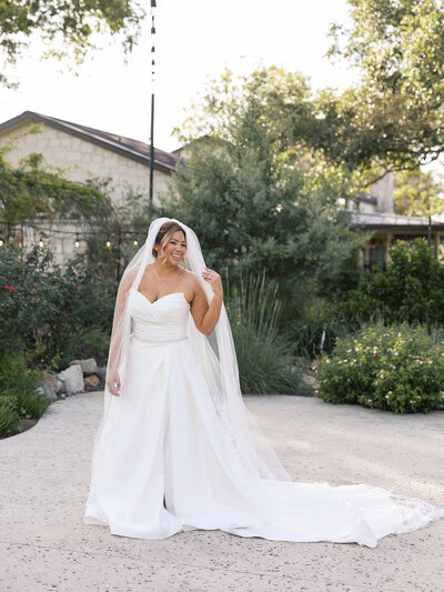 san-antonio-bridal-portraits-outdoor-smiling-bride
