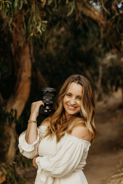 headshot of Lindsay Cunningham of Among the Wildflowers Photography in orange county California