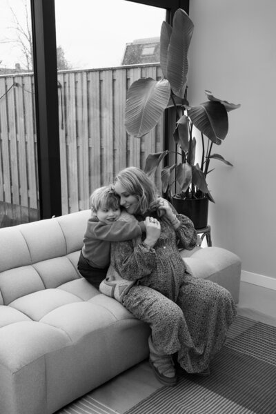 Lifestyle shoot - knuffelen op de bank. 